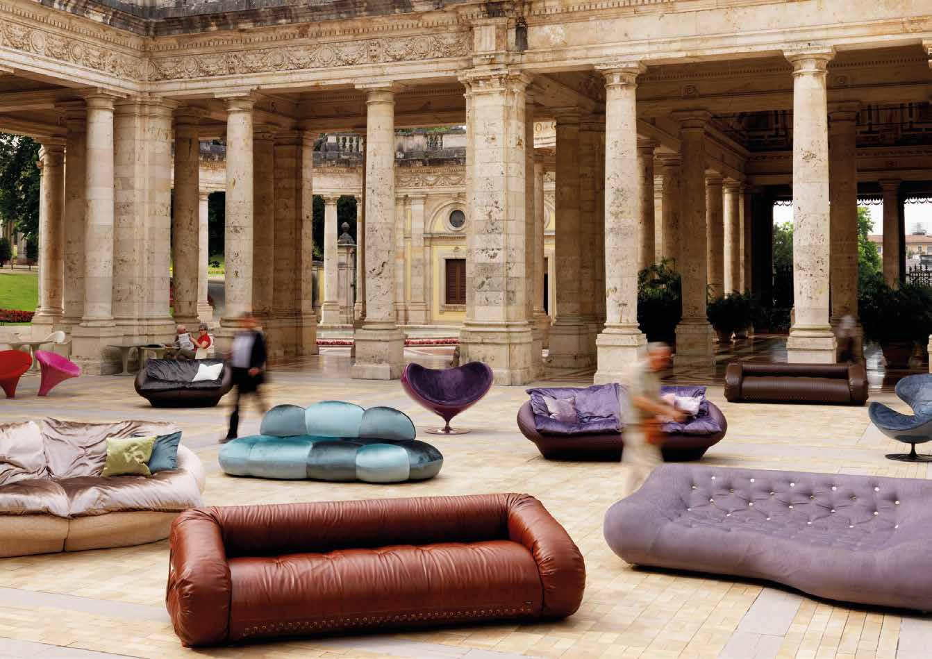 Canapés et fauteuils sculpturaux Giovannetti de différentes formes et couleurs, présentés sous une colonnade